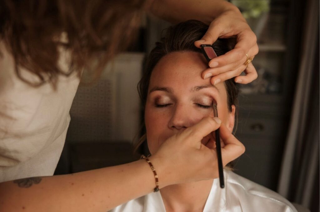 Korte behandelingen zoals wenkbrauwverven en manicure bij Salon Aurora