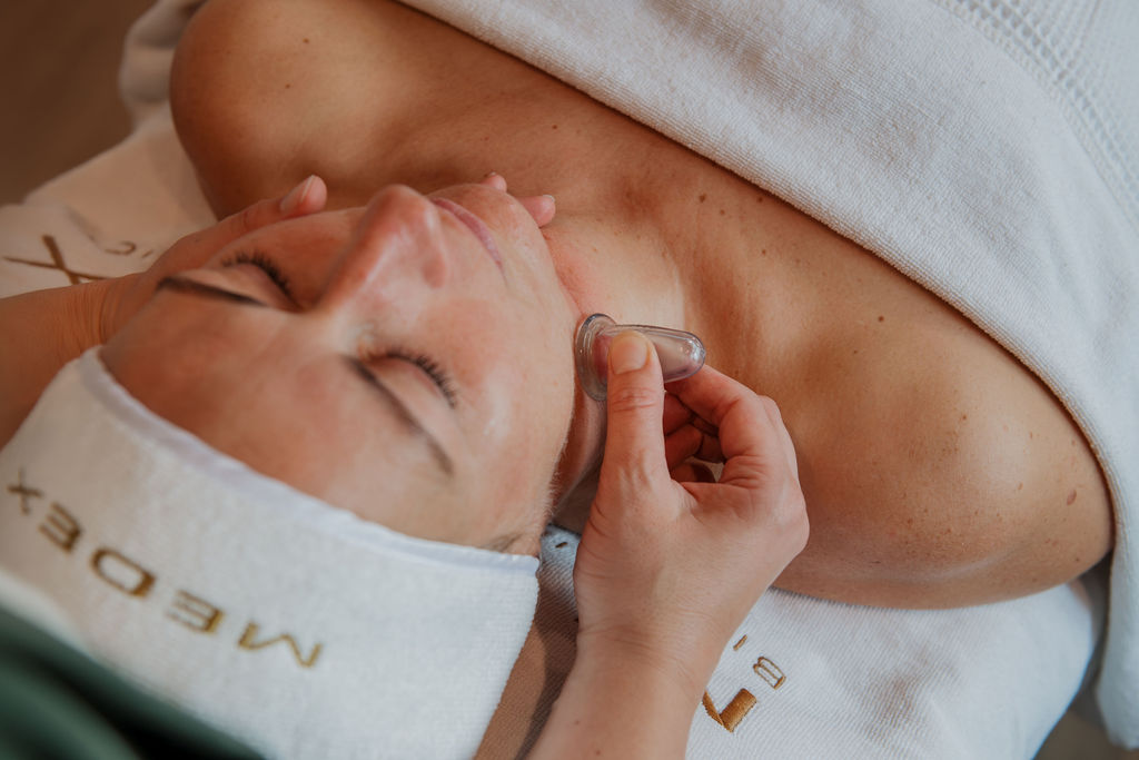 Hanneke Klaver bereidt een massagebehandeling voor