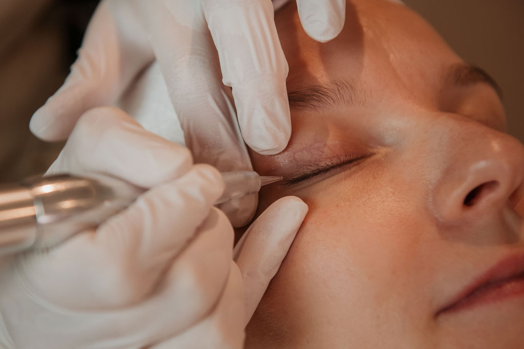 Hanneke aan het werk in de salon